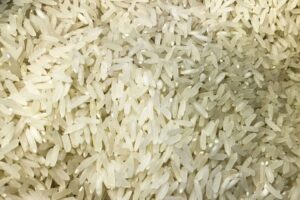 Prática pode representar perda de minerais e vitaminas. Lavar o arroz antes de cozinhá-lo é correto? Verdade ou mito