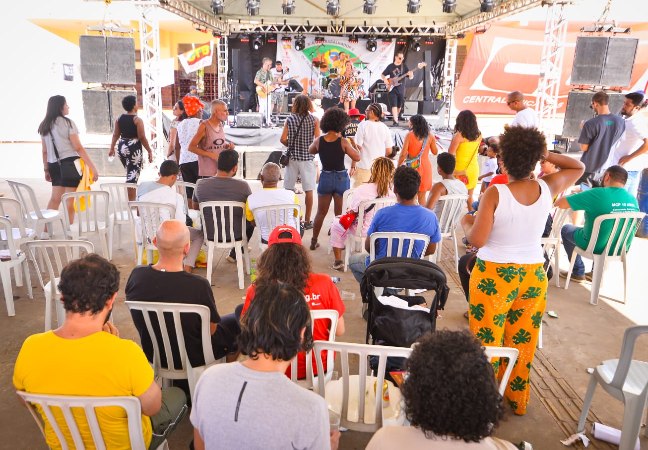 Central Única dos Trabalhadores (CUT) organizou um ato na Praça do Trabalhador. Manifestantes regularizam título de eleitor em Goiânia