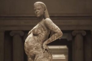 Rihanna ganha estátua no Metropolitan; relembre seus looks de gestante