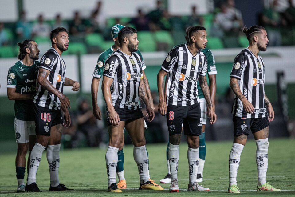 Atacante Hulk em ação contra o Goiás
