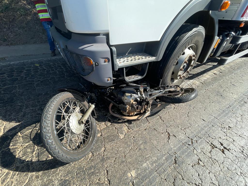 Motociclista morre em acidente de trânsito com caminhão na BR 153, em Goiânia