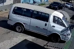 Criança de quatro anos “dirige” van e derruba portão de residência em Goiânia