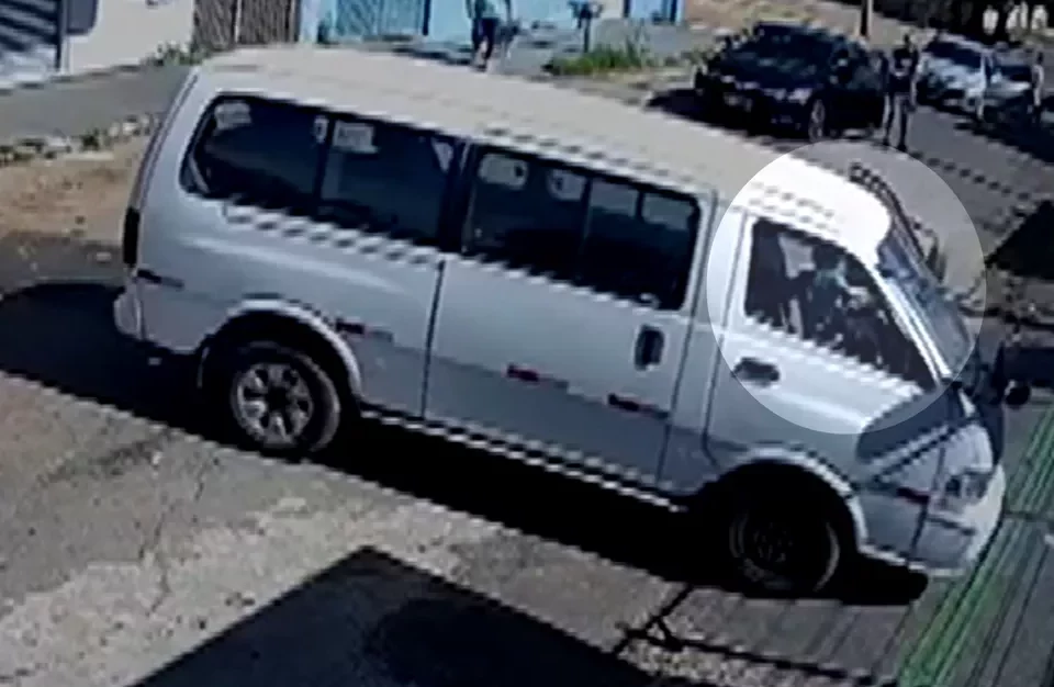 Criança de quatro anos “dirige” van e derruba portão de residência em Goiânia