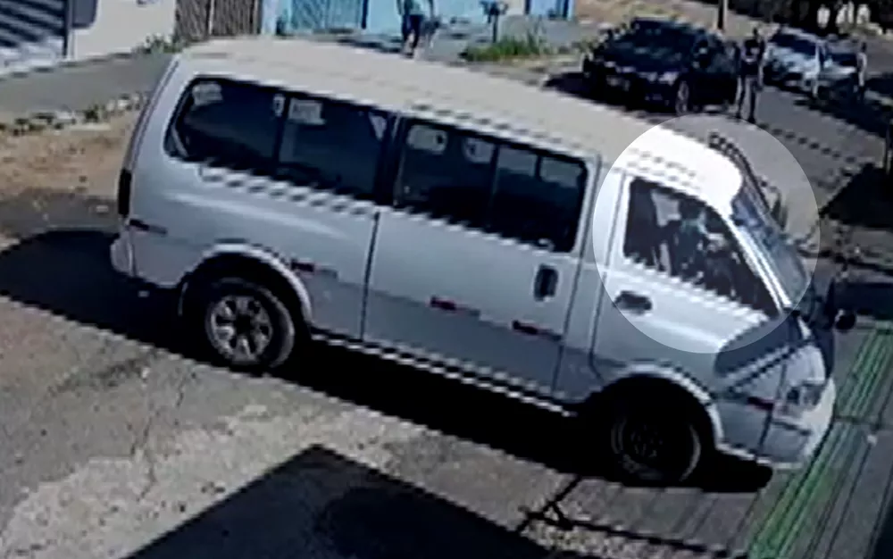 Criança de quatro anos “dirige” van e derruba portão de residência em Goiânia