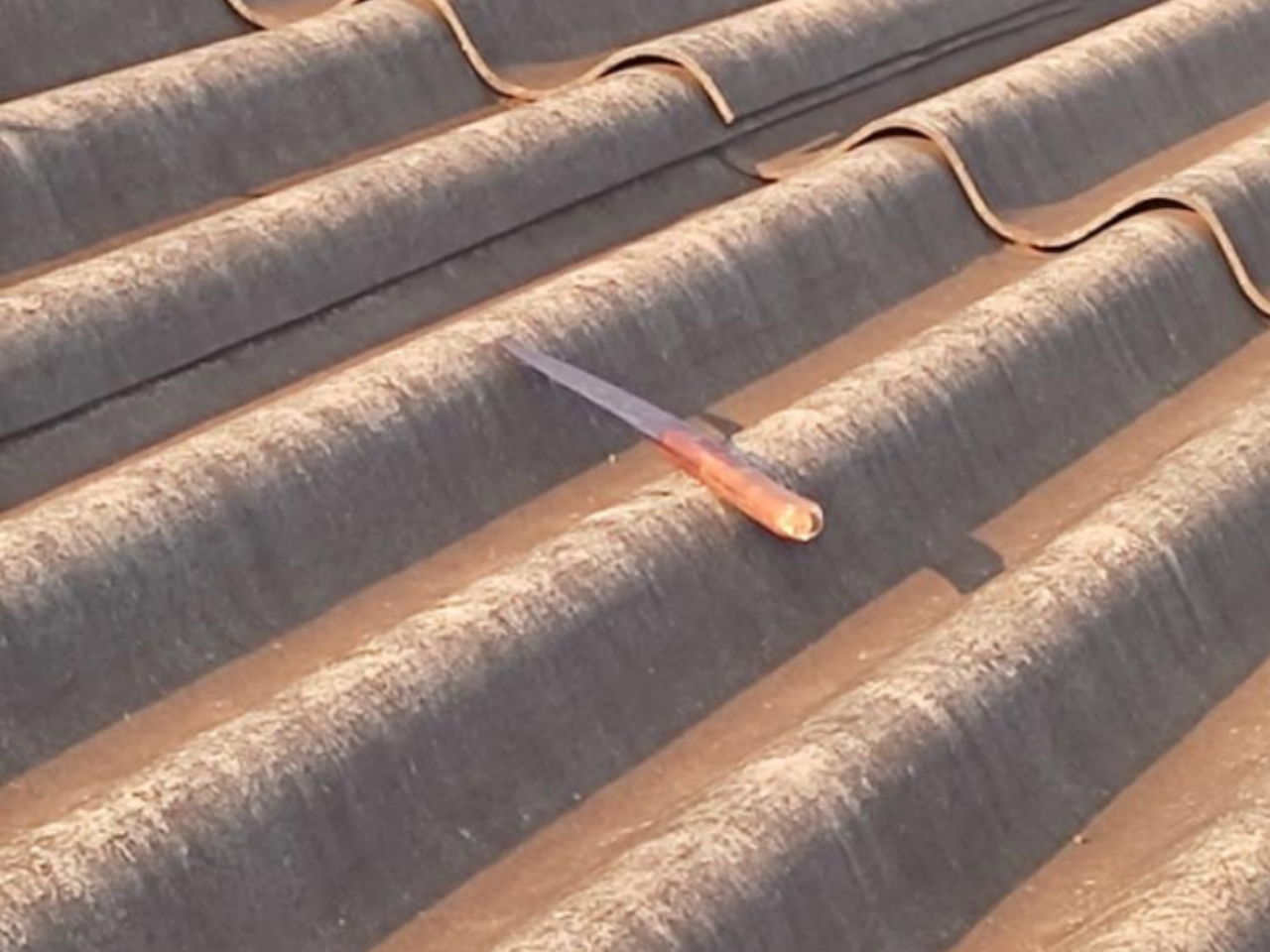 Faca encontrada no telhado por policiais. (Foto: Policia Civil)