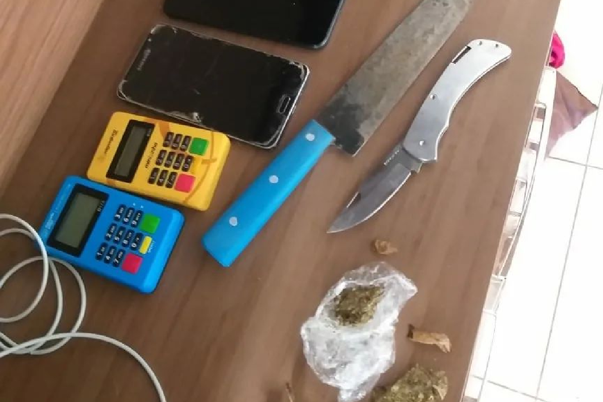 Durante as buscas, a polícia encontrou o canivete utilizado no crime, além de uma faca grande, telefones celulares, duas máquinas de cartão e uma porção de maconha.