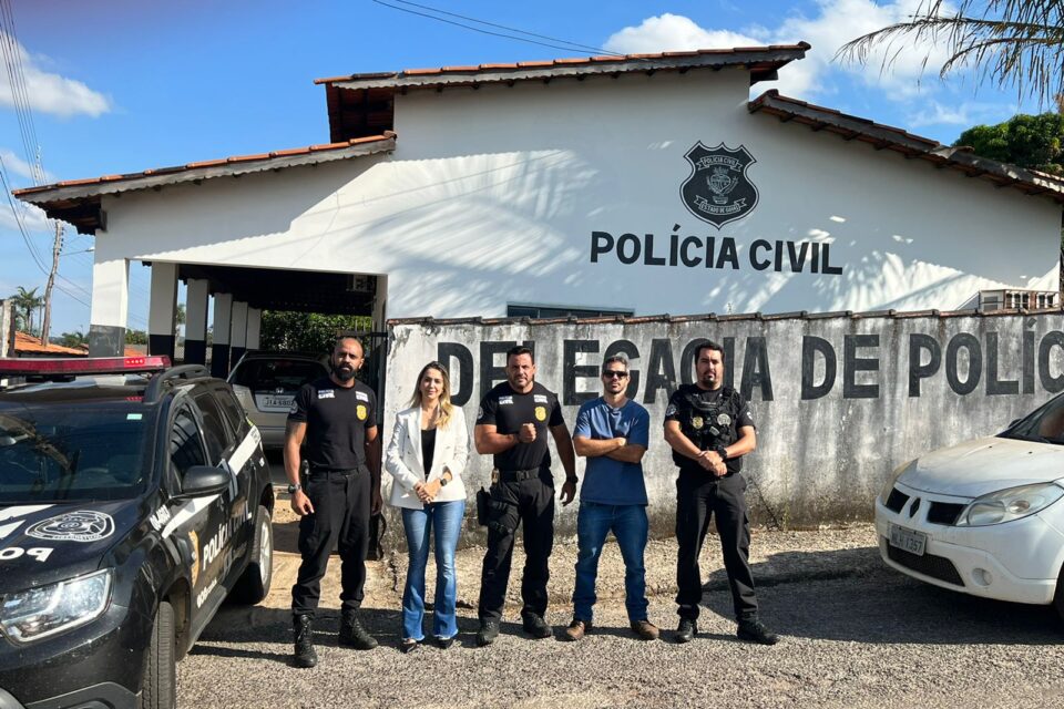Delegada Aline Lopes e agentes da Polícia Civil que fizeram parte da operação (Foto: Divulgação-Polícia Civil)