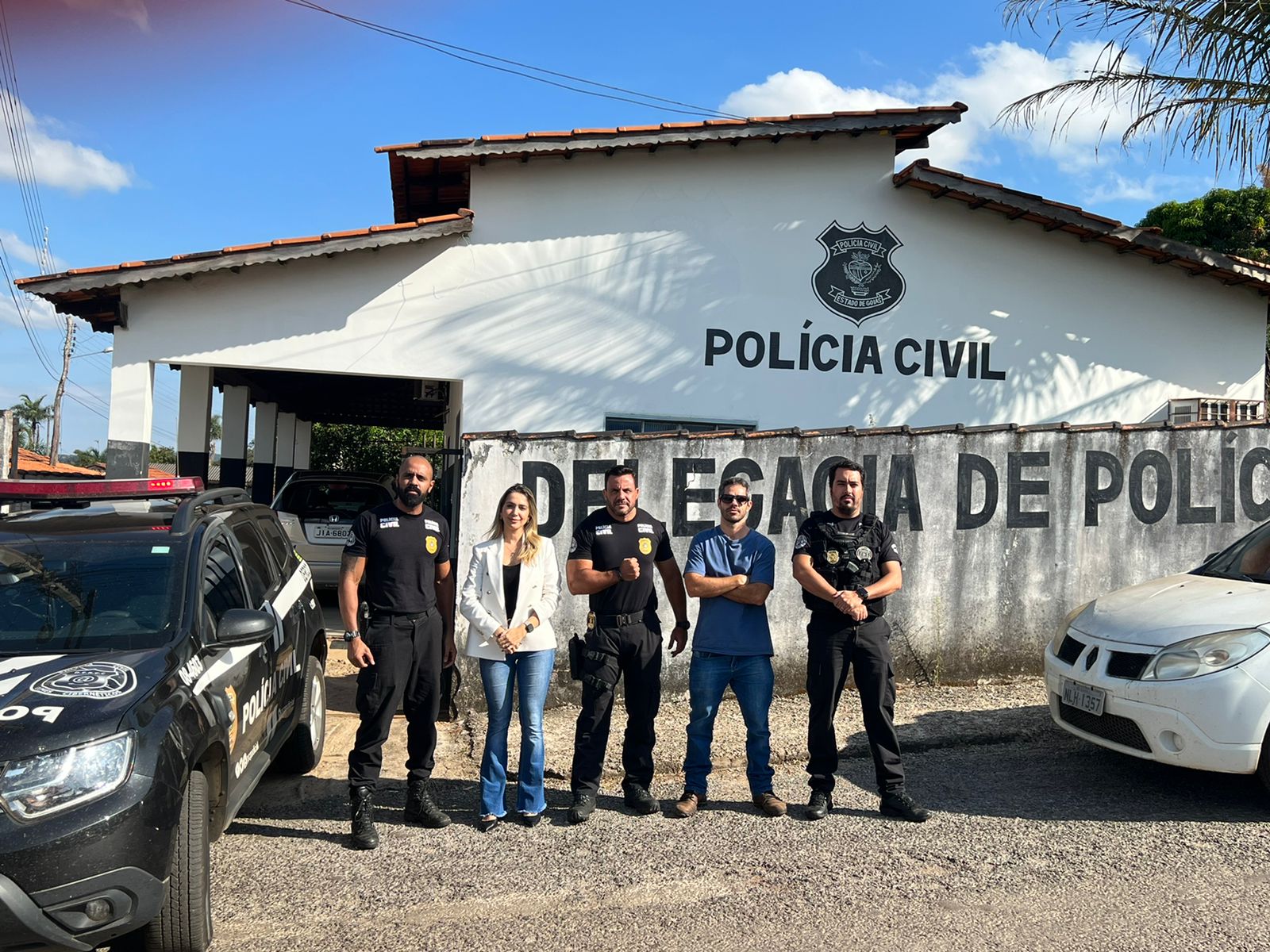 Delegada Aline Lopes e agentes da Polícia Civil que fizeram parte da operação (Foto: Divulgação-Polícia Civil)