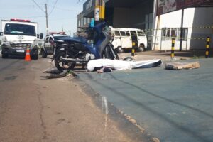 Motociclista morre após se assustar com conversão irregular e colidir contra poste em Goiânia
