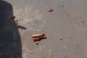 Tijolo arremessado pela suspeita em direção a mãe. (Foto: Reprodução PM)