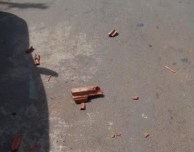Tijolo arremessado pela suspeita em direção a mãe. (Foto: Reprodução PM)