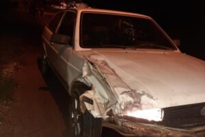 Motorista estava em volkswagen gol branco e tentou fugir após colisão. (Foto: Divulgação PM)