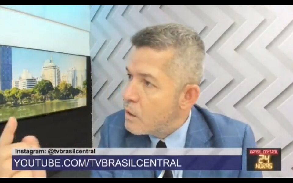 Delegado Waldir diz que filho de Bolsonaro estava surfando e fumando maconha em 2016