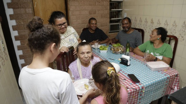 "Mãe nenhuma cria filho pra ser criminoso" Eci Coutinho. Idosa que sobreviveu após ser arrastada por bandidos festeja Dia das Mães família