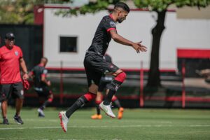 Jorginho em treinamento no CT do Atlético-GO