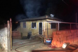 Fogo também danificou o telhado da casa (Foto: Divulgação/Bombeiros)