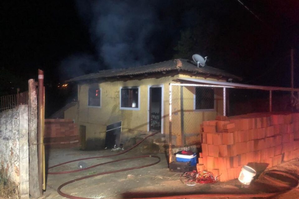 Fogo também danificou o telhado da casa (Foto: Divulgação/Bombeiros)