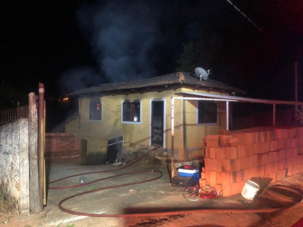 Fogo também danificou o telhado da casa (Foto: Divulgação/Bombeiros)