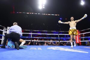 Nico Ali Walsh comemora sua quinta vitória no boxe profissional