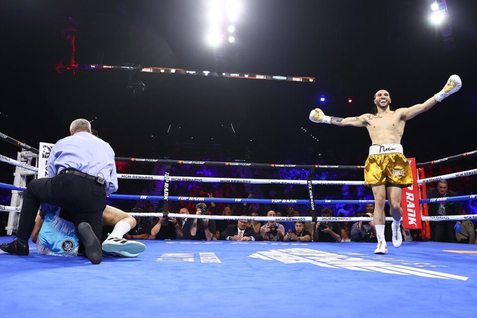 Nico Ali Walsh comemora sua quinta vitória no boxe profissional