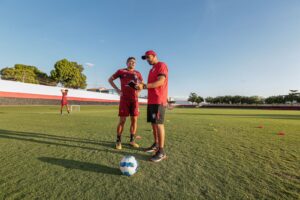 Edson treinando após lesão