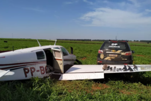 Após pouso de emergência, polícia encontra armas e drogas em avião no Mato Grosso do Sul