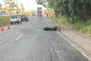 Motociclista morre após cair na pista e ser atropelada por carro na GO-070 em Goiânia