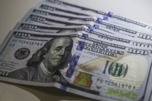 O dólar fechou o dia com queda expressiva de 2,14% - a maior desde dezembro de 2021 - e foi cotado a R$ 4,9625. (Foto: Valter Campanato/Agência Brasil)