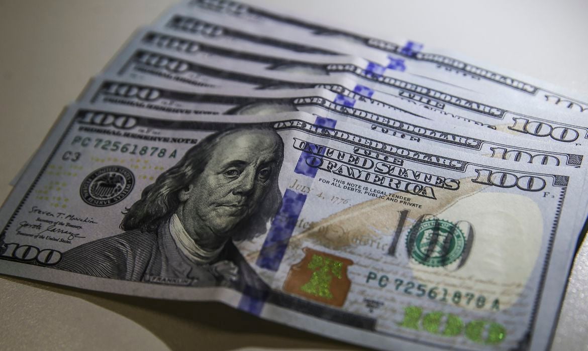 O dólar fechou o dia com queda expressiva de 2,14% - a maior desde dezembro de 2021 - e foi cotado a R$ 4,9625. (Foto: Valter Campanato/Agência Brasil)