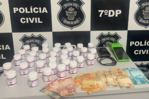 A Polícia Civil prendeu, nesta quinta-feira (26), um homem suspeito de vender medicamentos para emagrecimento proibidos pela Agência Nacional de Vigilância Sanitária (Anvisa), em Goiânia. Produtos eram comercializados pela internet, por R$ 149,90.