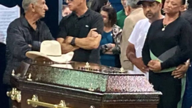 Com chapéu no caixão, sertanejos fazem homenagem no enterro de Aleksandro, dupla de Conrado