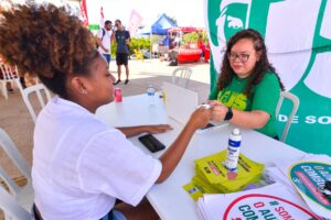 Central Única dos Trabalhadores (CUT) organizou um ato na Praça do Trabalhador. Manifestantes regularizam título de eleitor em Goiânia