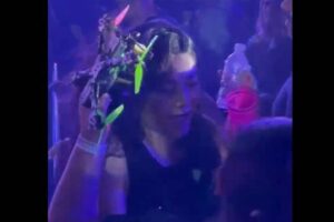 Incidente aconteceu em Campo Grande (MS). Drone cai na cabeça de fã durante música 'Meteoro' em show de Luan Santana; vídeo