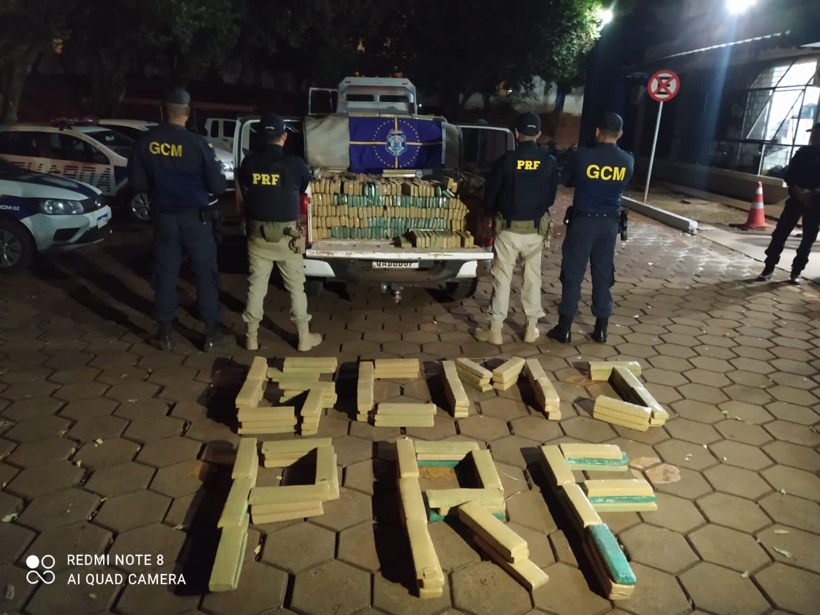 Droga apreendida em Jataí com auxílio da GCM (Foto: PRF)