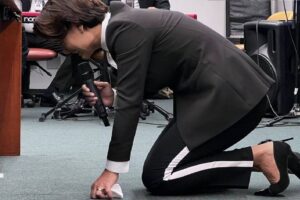 Primeira-dama pediu um "avivamento" dos três poderes. Em culto na Câmara, Michelle Bolsonaro ajoelha chora e pede que Deus cure o País