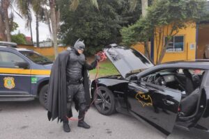 'Batman' fica sem bateria no batmóvel e pede ajuda a policiais em Santa Catarina. Herói estava na BR 101, próximo a Biguaçu