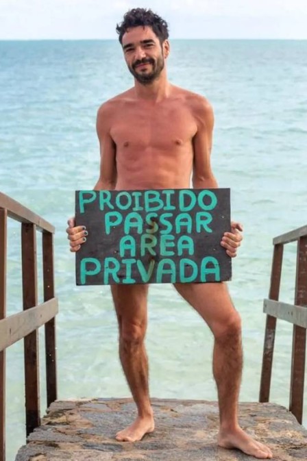"Muita gente pedindo", escreveu o ator da Globo. Caio Blat surge nu, coberto apenas por plaquinha; veja fotos