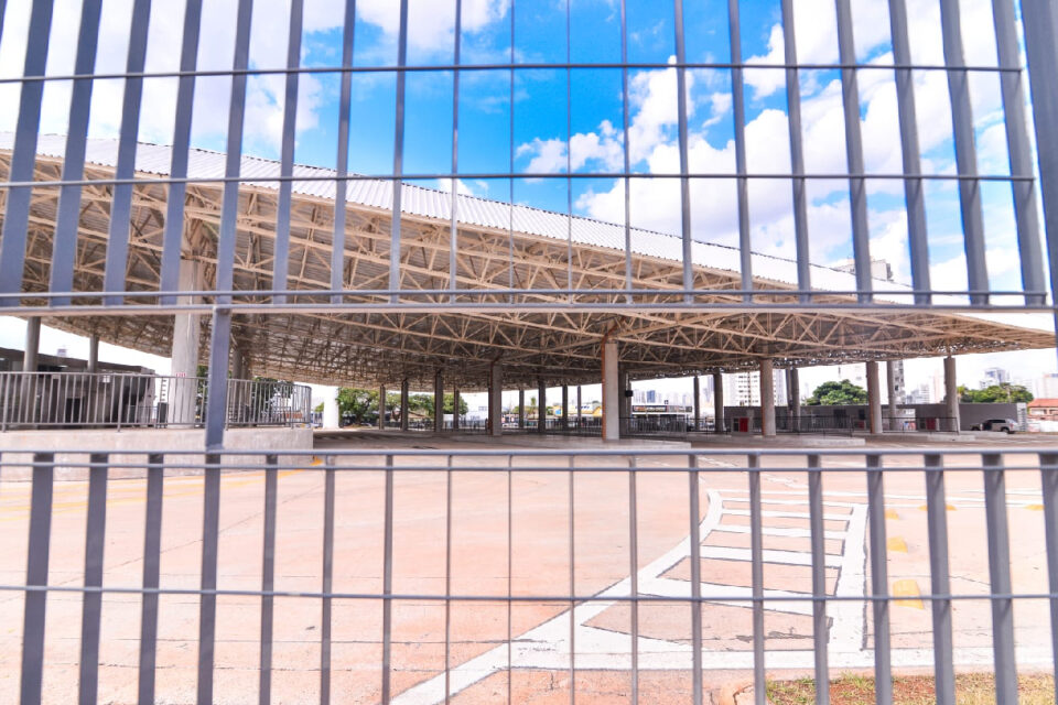 O prefeito de Goiânia, Rogério Cruz, garantiu que as obras do Terminal Isidória, no Setor Pedro Ludovico, serão concluídas em junho deste ano. O anúncio foi feito nesta sexta-feira (13) durante a inauguração do Complexo Viário Luiz José Costa.