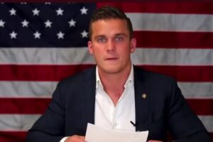 Madison Cawthorn é candidato à reeleição. 'Estávamos brincando', diz deputado conservador dos EUA que aparece nu com outro homem em vídeo