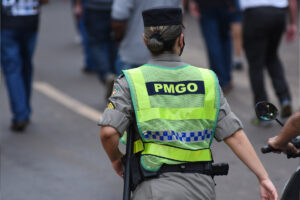A Polícia Militar (PM) prendeu um homem suspeito de importunar sexualmente uma mulher dentro de um ônibus do transporte de passageiros intermunicipal. O crime aconteceu por volta de 19h30 do último domingo (8), na cidade de Firminópolis, Oeste de Goiás.