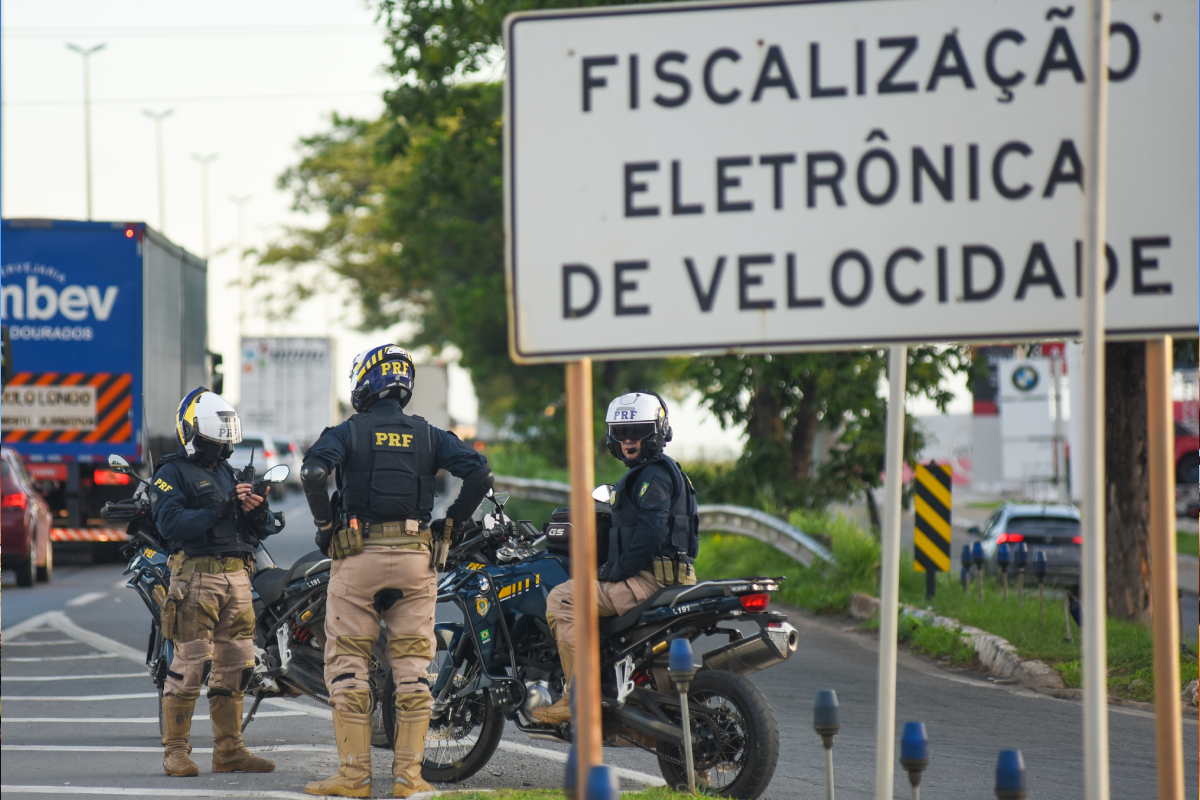 A Polícia Rodoviária Federal (PRF) registrou 17 acidentes e uma morte nas rodovias federais de Goiás, neste final de semana. Além da única vítima fatal, cinco pessoas se machucaram nas colisões atendidas pela corporação de sexta-feira (29) à domingo (1º). Ao todo, os PRFs fiscalizaram 2.926 veículos e 2.696 pessoas que transitaram pelas BRs goianas.