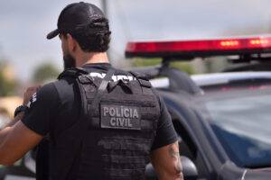 A Polícia Civil investiga escritórios de contabilidade suspeitos de lavagem de dinheiro, em Goiás. Estima-se que as empresas já teriam lavado mais de R$ 20 milhões, para tornarem legais cargas de carne roubadas por dois grupos criminosos. Nesta quinta-feira (5), agentes civis cumpriram mandados de busca e aprenssão em dois escritórios, um localizado em Goiânia e outro em Anápolis.