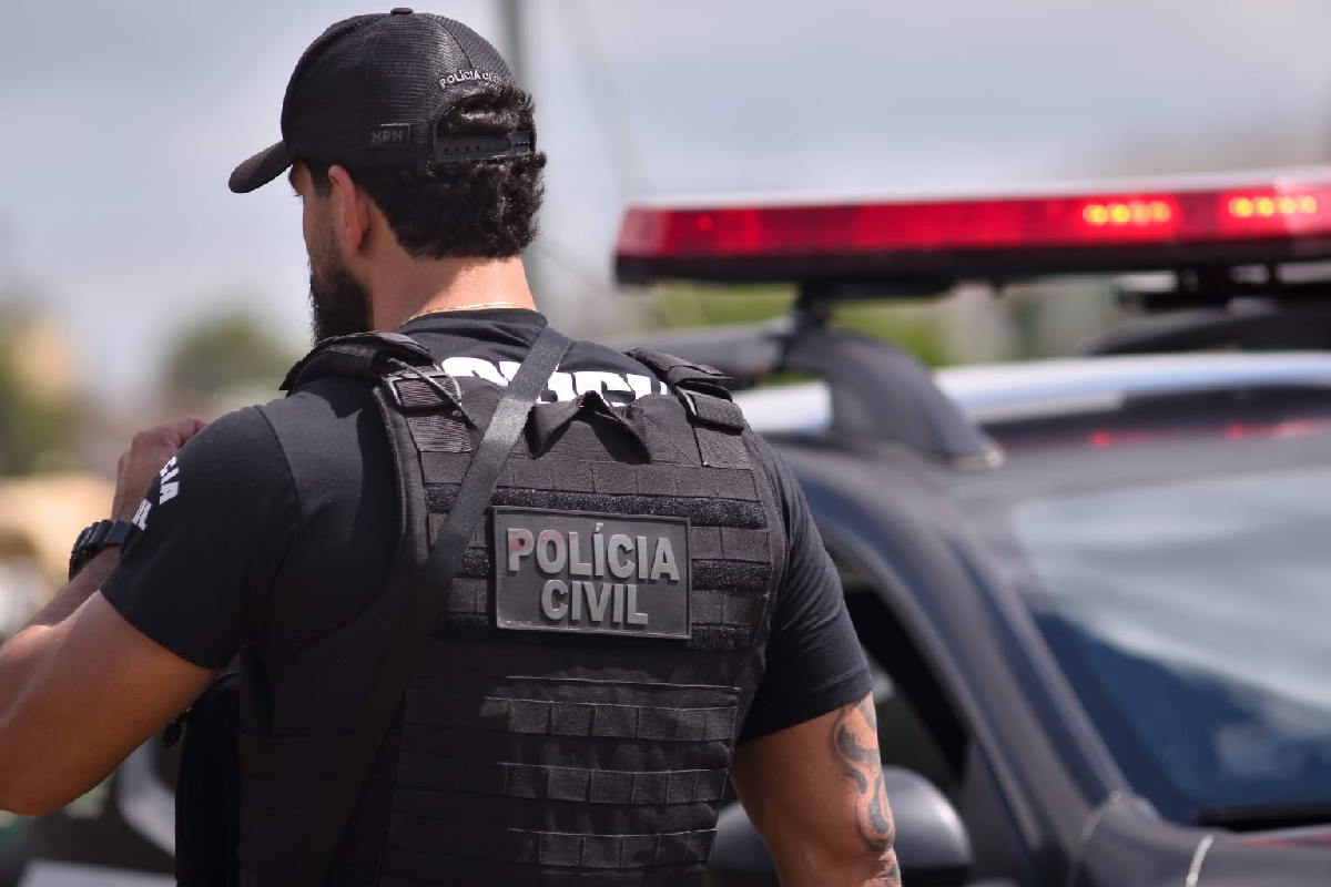 A Polícia Civil investiga escritórios de contabilidade suspeitos de lavagem de dinheiro, em Goiás. Estima-se que as empresas já teriam lavado mais de R$ 20 milhões, para tornarem legais cargas de carne roubadas por dois grupos criminosos. Nesta quinta-feira (5), agentes civis cumpriram mandados de busca e aprenssão em dois escritórios, um localizado em Goiânia e outro em Anápolis.