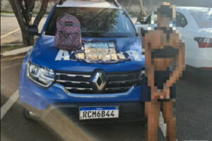 Uma mulher suspeita de furtar uma loja de artigos country resistiu à prisão e chegou a machucar um dos policiais militares que a abordavam. Porém, apesar da tentativa, ela acabou presa. O caso aconteceu na manhã desta sexta-feira (6), na cidade de Anápolis. Um comparsa dela no crime de furto segue foragido.