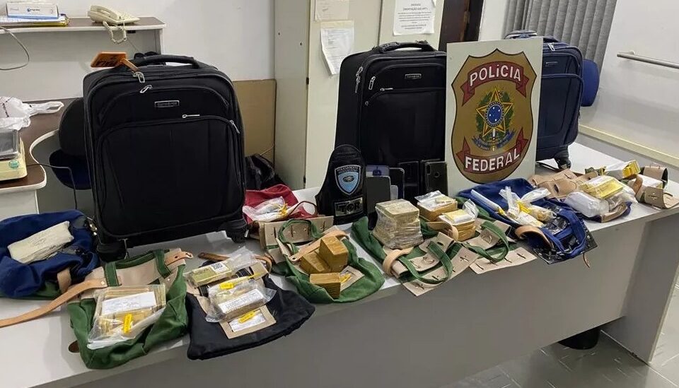 Apreensão ocorreu em Sorocaba; polícia suspeita de origem ilegal do ouro. PF apreende 78 kg de ouro em aeronave escoltada por PMs