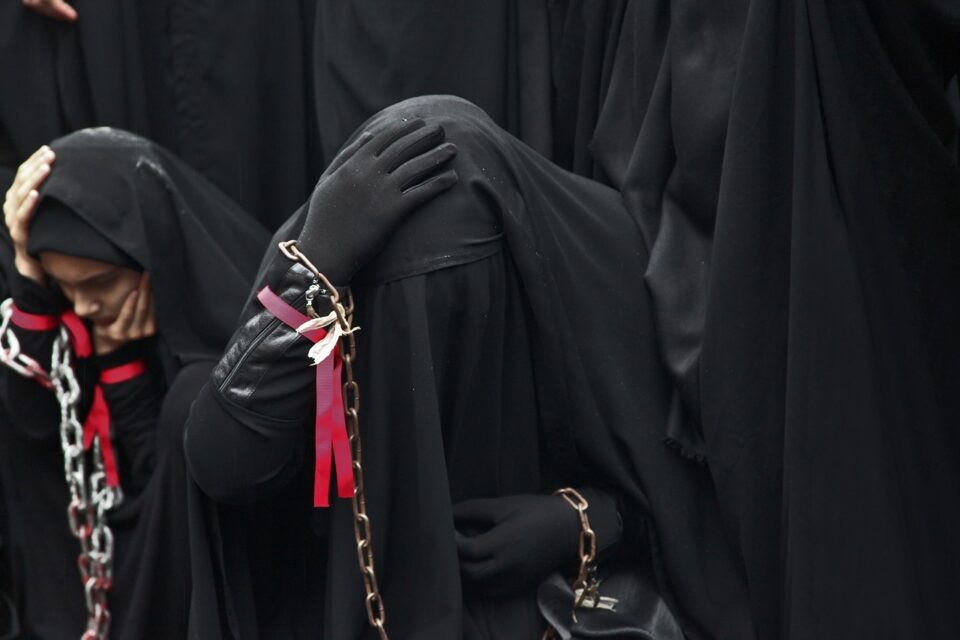 Taliban ordena que mulheres afegãs voltem a cobrir o rosto