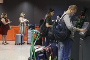 Bolsonaro deve vetar proposta que prevê bagagem gratuita em voos
