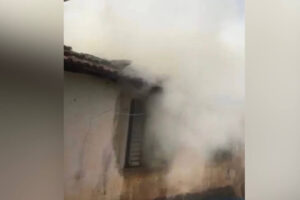 A Polícia Militar (PM) e o Corpo de Bombeiros atuaram no resgate de um morador, de 31 anos, que desmaiou durante o incêndio em uma casa. O caso aconteceu na tarde deste domingo (22), na cidade de Minaçu, no Norte de Goiás.
