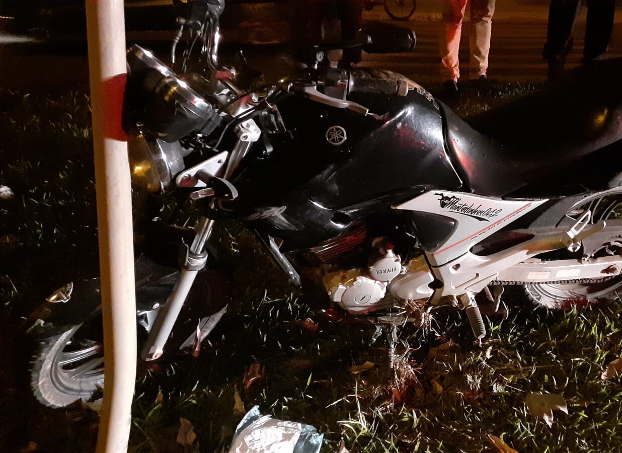 Jovem de 18 anos que voltava da escola morre após moto colidir contra placa de sinalização em Goiânia