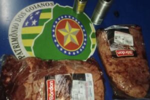 Carnes e desodorantes foram apreendidos pela PM (Foto: Divulgação)